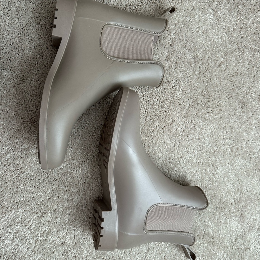 Stylish Women's Chelsea Boots in Taupe